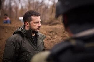 Zelensky en una visita ayer cerca de las líneas del frente en el este de Ucrania. "Putin no quiere hablar de paz", afirma. 
