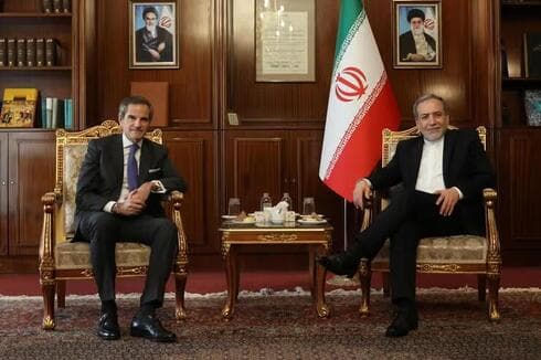 El director del OIEA, Rafael Grossi, con el ministro de Asuntos Exteriores iraní. (Reuters) El director del OIEA, Rafael Grossi, con el ministro de Asuntos Exteriores iraní.