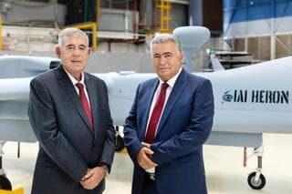 El director ejecutivo de IAI, Boaz Levy, y el presidente de la junta directiva, Amir Peretz. 