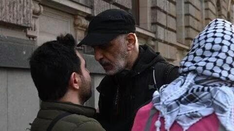 Iman Spati se enfrenta cara a cara con uno de los activistas propalestinos. 