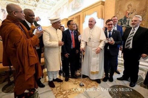 El papa Francisco reunido con los representantes de la delegación interreligiosa. (Prensa del Vaticano) El papa Francisco reunido con los representantes de la delegación interreligiosa.
