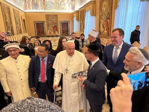 El Papa dialoga con un religioso judío. 