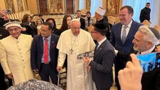 El Papa dialoga con un religioso judío. 
