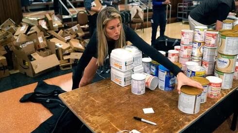 Empaquetando donaciones a Israel en Nueva York. 
