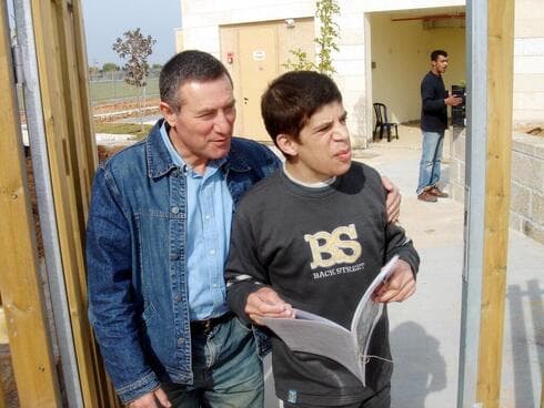 Almog y su hijo autista Eran, que murió en 2007, poco después de que Almog fundara la aldea de rehabilitación Adi Negev-Nahalat Eran. (Ynet) Almog y su hijo autista Eran, que murió en 2007, poco después de que Almog fundara la aldea de rehabilitación Adi Negev-Nahalat Eran.