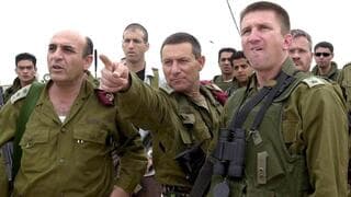 El comandante del Comando Sur, Almog (centro) y el jefe del Estado Mayor de las FDI, Shaul Mofaz, en visita a la Franja de Gaza, 2002. "La mejor solución para Gaza es tomar a la Autoridad Palestina con todos sus problemas y dejar entrar a su pueblo". 