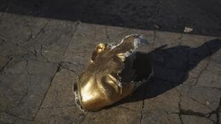 Estatua del expresidente sirio Hafez Assad, padre de Bashar, aplastada por los rebeldes en Alepo. 