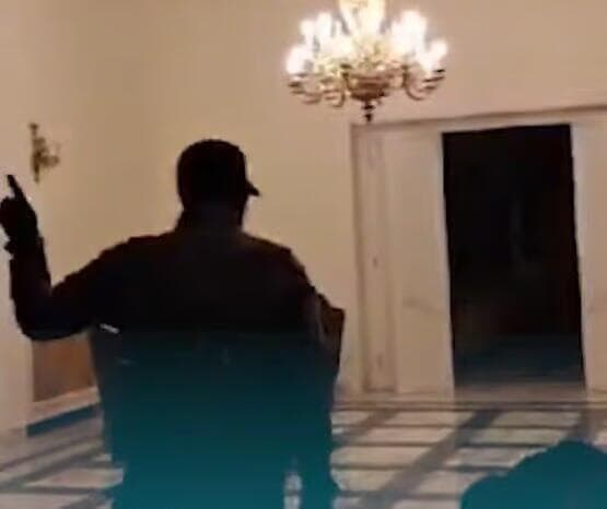 Rebeldes sirios dentro del palacio presidencial en Alepo