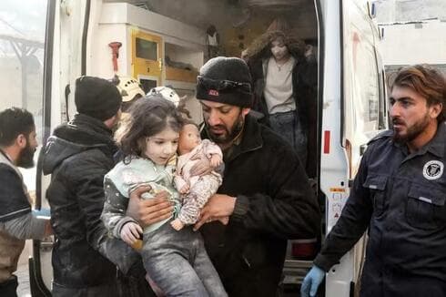 Evacuación de heridos en un edificio bombardeado por sirios y rusos en Idlib. 
