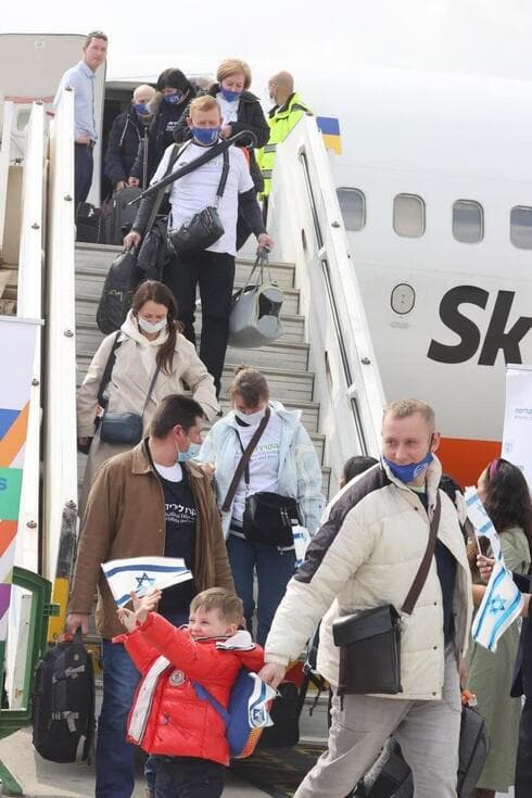 Nuevos inmigrantes llegan a Israel. 