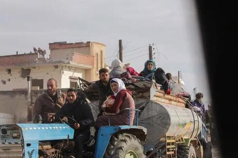 Refugiados huyen de las zonas de combate en Hama. 