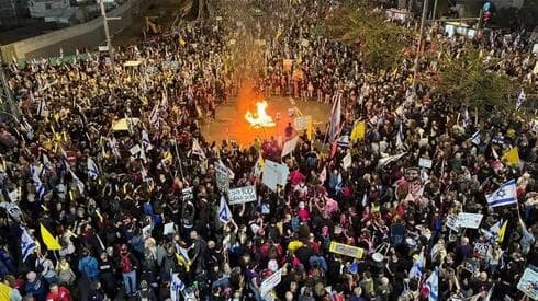 Una hoguera prendida durante la manifestación en Tel Aviv. 