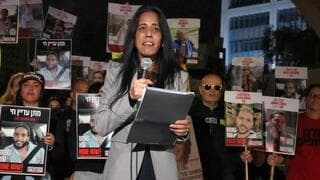 Einav Tsengawker da un discurso, a pocas horas de conocerse la prueba de vida de su hijo Matan. 