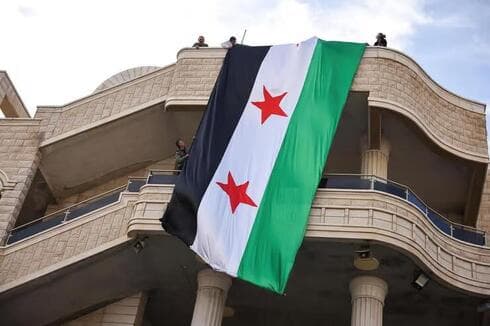 Desplegando la bandera de la oposición siria hoy en Majdal Shams. 