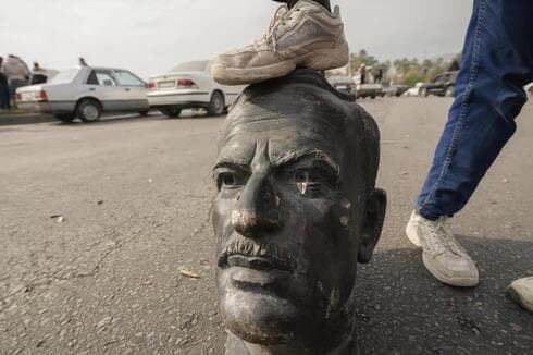 Estatua pisoteada del dictador Hafez al-Assad, padre del derrocado presidente sirio. 