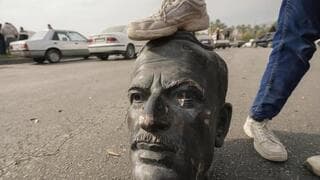 Estatua pisoteada del dictador Hafez al-Assad, padre del derrocado presidente sirio. 