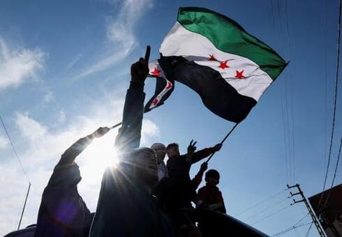 Rebeldes enarbolan la bandera de "Siria libre". 