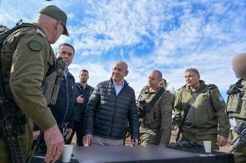 El primer ministro Benjamin Netanyahu y el ministro de Defensa Yisrael Katz en los Altos del Golán, cerca de la frontera con Siria. (GPO) El primer ministro Benjamin Netanyahu y el ministro de Defensa Yisrael Katz en los Altos del Golán, cerca de la frontera con Siria.
