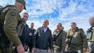 El primer ministro Benjamin Netanyahu y el ministro de Defensa Yisrael Katz en los Altos del Golán, cerca de la frontera con Siria. 