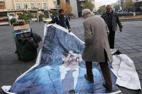 Sirios pisotean la foto del depuesto Bashar al-Assad en Damasco
