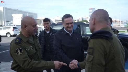 Yisrael Katz en la base militar de Haifa. 
