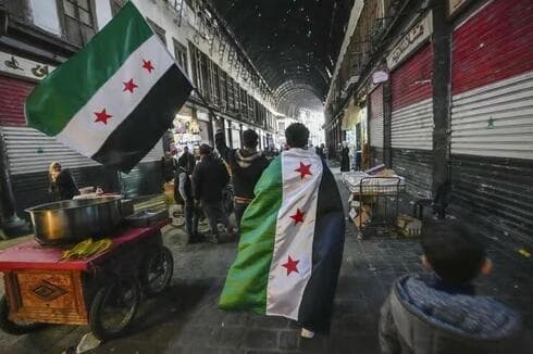Banderas de la oposición rebelde en el mercado de Damasco. 