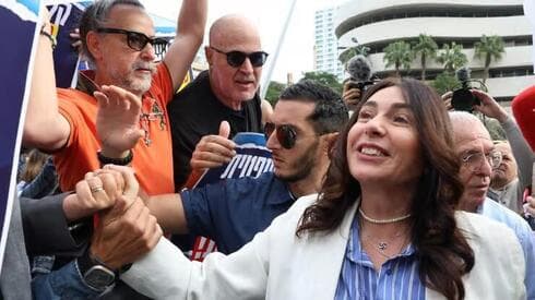 La ministra Miri Regev saluda a los partidarios de Netanyahu. 