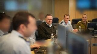 El ministro de Defensa israelí, Yisrael Katz, supervisa el ataque sobre los hutíes en Yemen. 