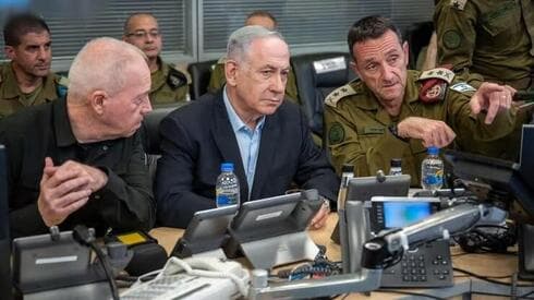 Netanyahu con el jefe de gabinete Halevy y el ex ministro de Defensa Galant. "Estos tipos piensan que somos débiles". (FDI) Netanyahu con el jefe de gabinete Halevy y el ex ministro de Defensa Galant. "Estos tipos piensan que somos débiles".