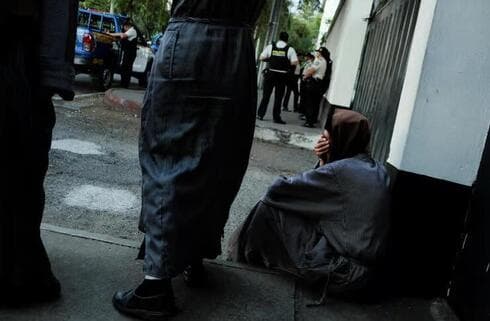 Miembros de la secta después de la redada.
