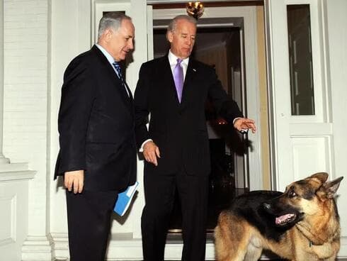 Biden, Netanyahu y el perro Champ en tiempos mejores. Cuarenta años de amistad. (Amos Ben Gershom, GPO) Biden, Netanyahu y el perro Champ en tiempos mejores. Cuarenta años de amistad.
