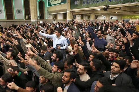 Iraníes aplauden y celebran el discurso de Khamenei. 