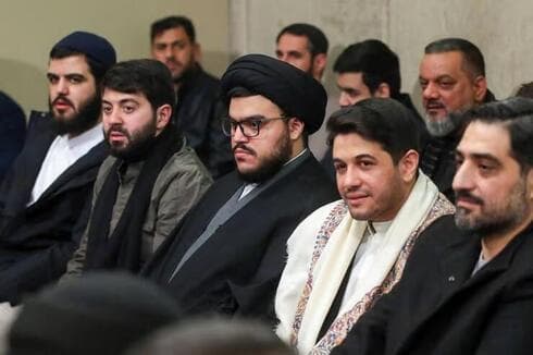 Mohammad Mahdi Nasrallah (centro) escucha el discurso de Khamenei. 