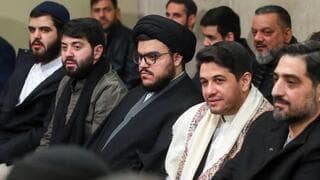 Mohammad Mahdi Nasrallah (centro) escucha el discurso de Khamenei. 