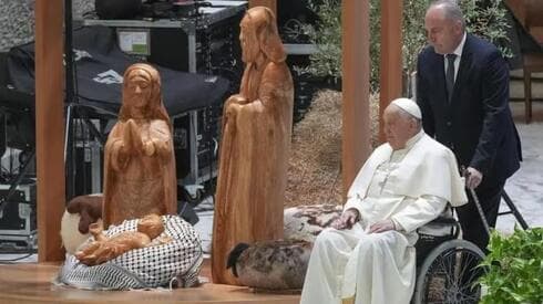El Papa junto a la estatua del niño Jesús, colocada en un keffiyeh palestino.  