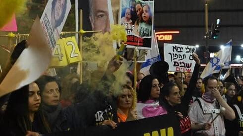 Manifestantes a favor del regreso de todos los secuestrados, ayer en Tel Aviv. (Yuval Chen) Manifestantes a favor del regreso de todos los secuestrados, ayer en Tel Aviv.