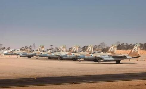 Aviones de combate despegan de camino a un ataque en Yemen. 