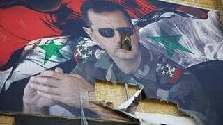 Una foto vandalizada del derrocado líder sirio Bashar al-Assad. 