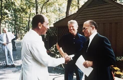 Entre Begin y Sadat en 1979, en Camp David. 