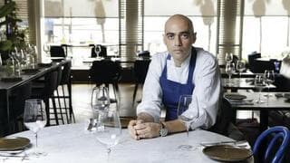 El chef Hillel Tavakoli en el restaurante Animar de Tel Aviv, que estaba cerrado. 