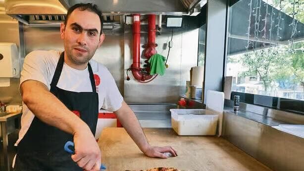 Un empleado de una súper pizzería en Tel Aviv, que cerró con deudas de 2,2 millones de shekels. (Avigail Uzi) Un empleado de una súper pizzería en Tel Aviv, que cerró con deudas de 2,2 millones de shekels.