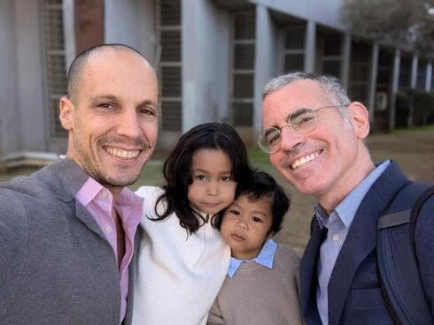 Shai Gortler y su pareja, Shahar Gloverman, junto a sus hijos. 