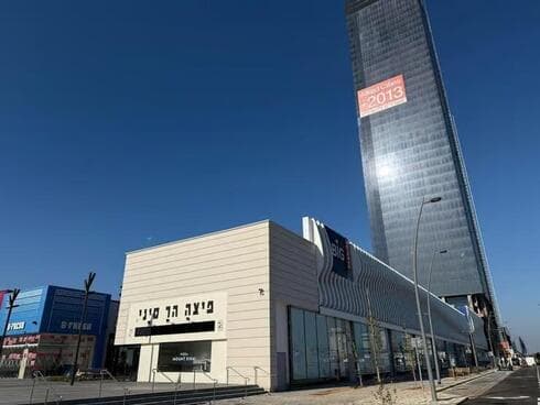 Se espera que la torre de oficinas esté poblada a finales de este año. (Kobi Cuencas) Centro comercial Big Glilot