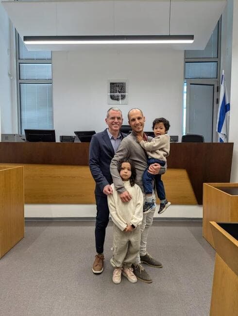 Shai Gortler y su pareja, Shahar Gloverman, junto a sus hijos. 