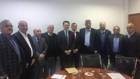 El ex comisionado general de la UNRWA, Pierre Krähenbühl, con funcionarios de la UNRWA y de Hamás. (UN Watch) El ex comisionado general de la UNRWA, Pierre Krähenbühl, con funcionarios de la UNRWA y de Hamás.