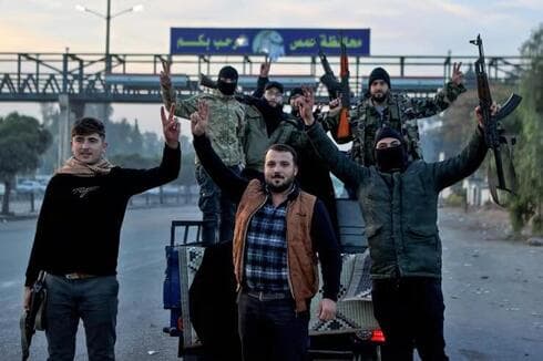 Rebeldes sirios tras el derrocamiento del régimen de Al-Assad. 