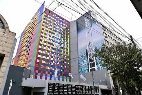 La obra que se exhibe en la fachada de la AMIA en Buenos Aires. 