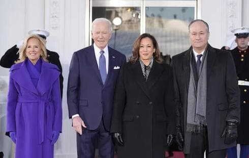 El presidente saliente y el entrante junto a sus esposas. 