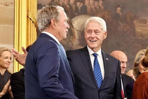 Ex presidentes George Bush y Bill Clinton. 