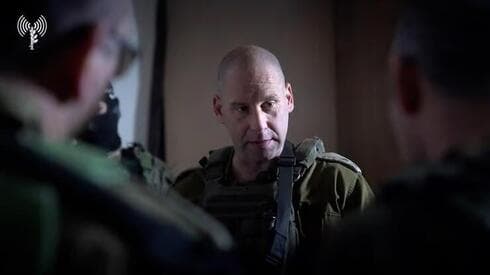 Yaron Finkelman evaluando la situación con los comandantes y combatientes en el norte de la Franja de Gaza. 